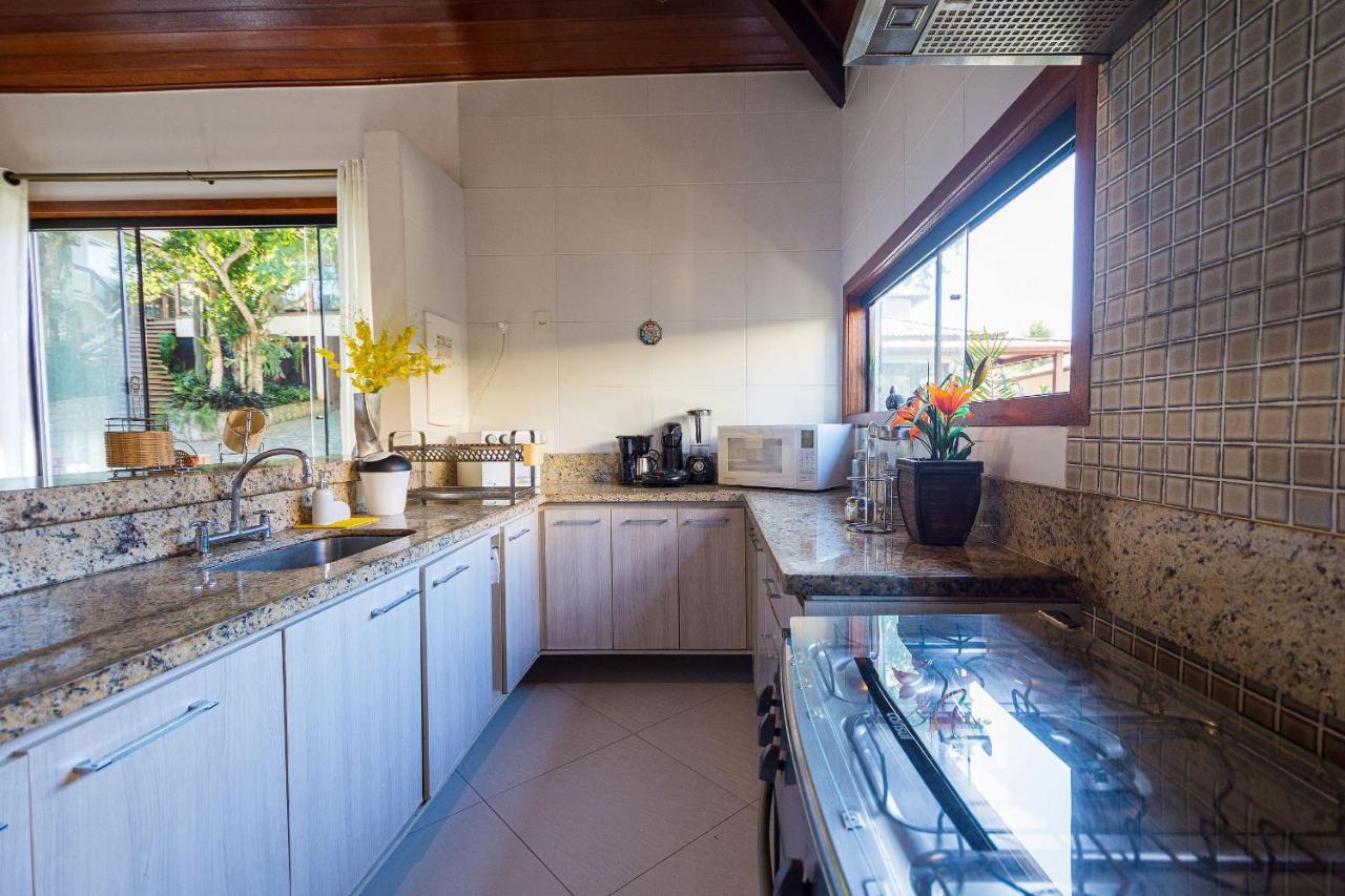 Casa Espetacular Entre Geriba E Ferradurinha - Wifi 200Mb - Piscina Do Codominio - 700 M Da Praia - Garagem - 4 Suites - Area Gourmet Privativa - Cozinha Equipada - Area Kids - Portaria 24H - Ar Condicionado Armacao dos Buzios Luaran gambar